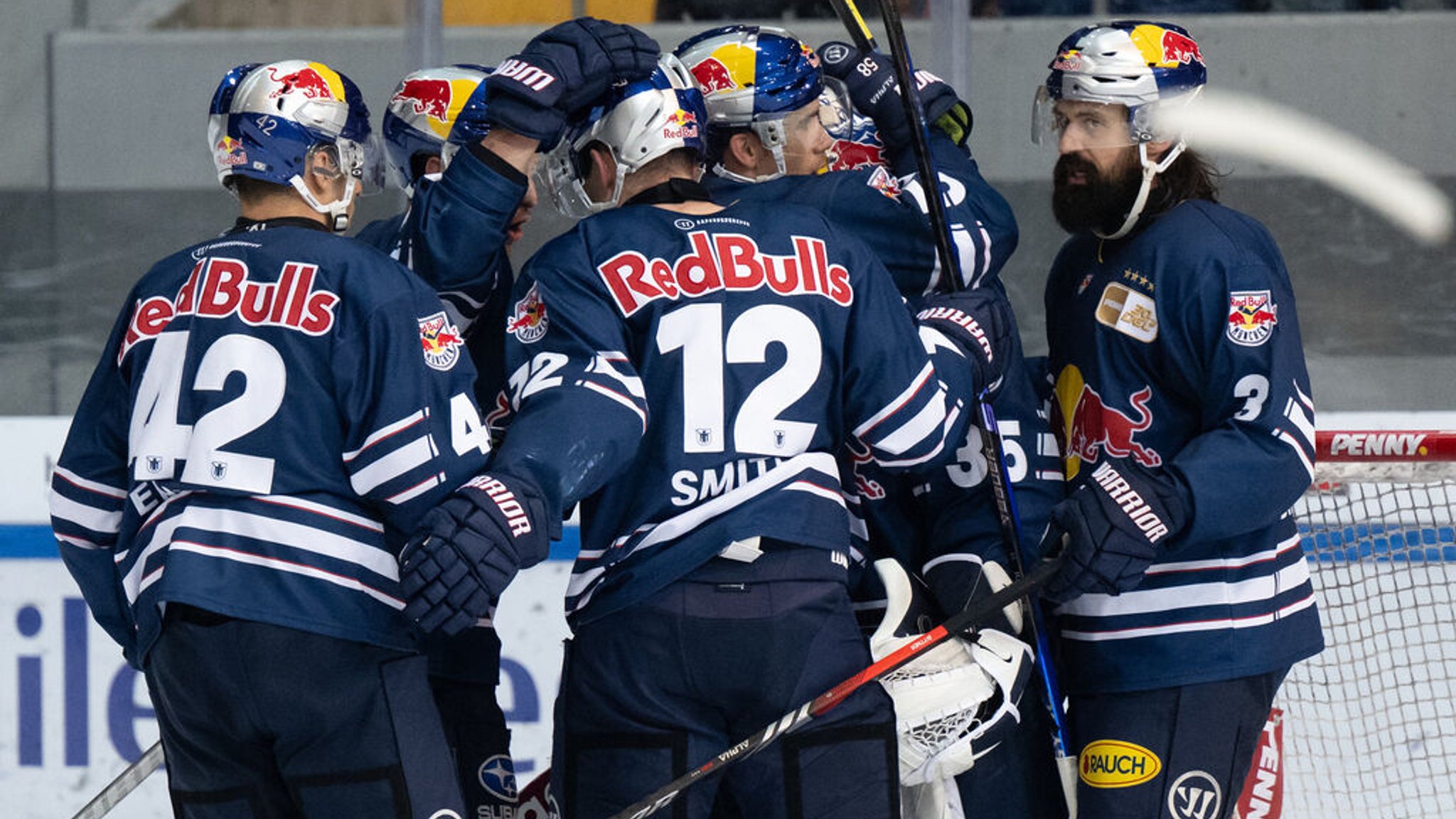 01.12.2023, Bayern, München: Eishockey: DEL, EHC Red Bull München - Pinguins Bremerhaven, Hauptrunde, 23. Spieltag im Olympia-Eissportzentrum. Die Spieler von von München jubeln nach dem Spiel. Foto: Sven Hoppe/dpa +++ dpa-Bildfunk +++