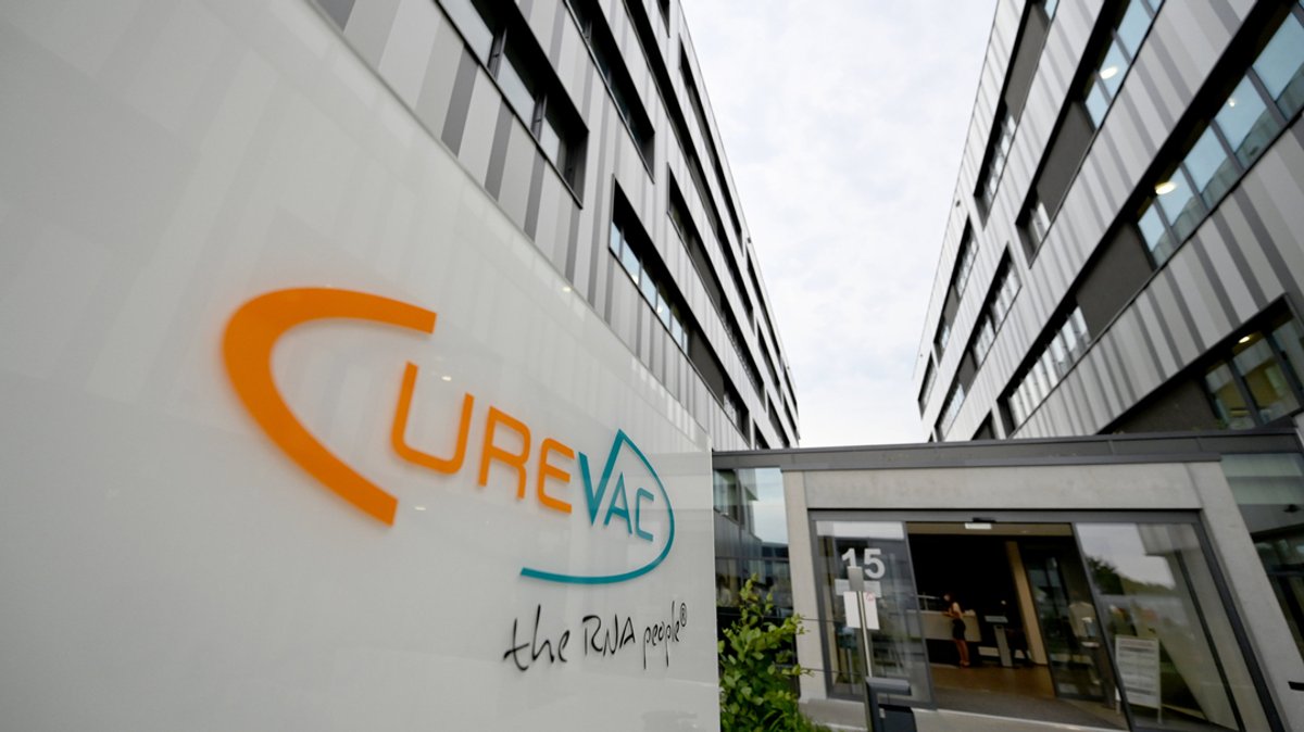 Das Logo des Biotech Unternehmens Curevac steht vor dem Eingang der Firmenzentrale in Tübingen.