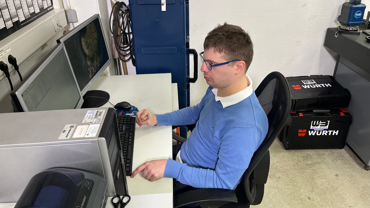 Denis arbeitet am PC in der Waischenfelder Firma Will-Burt Germany