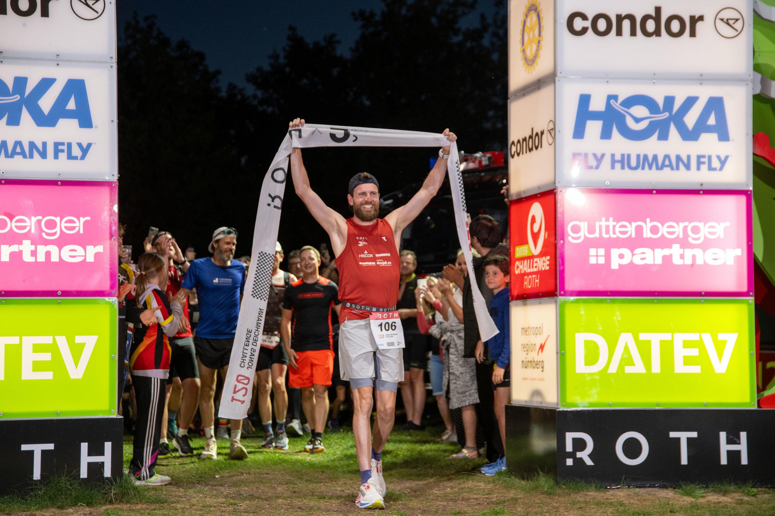 Jonas Deichmann läuft ins Ziel in Roth.