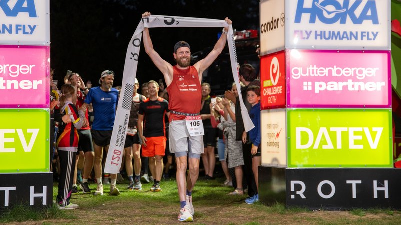 Jonas Deichmann läuft ins Ziel in Roth. | Bild: dpa-Bildfunk/Pia Bayer Jonas Deichmann läuft ins Ziel in Roth.