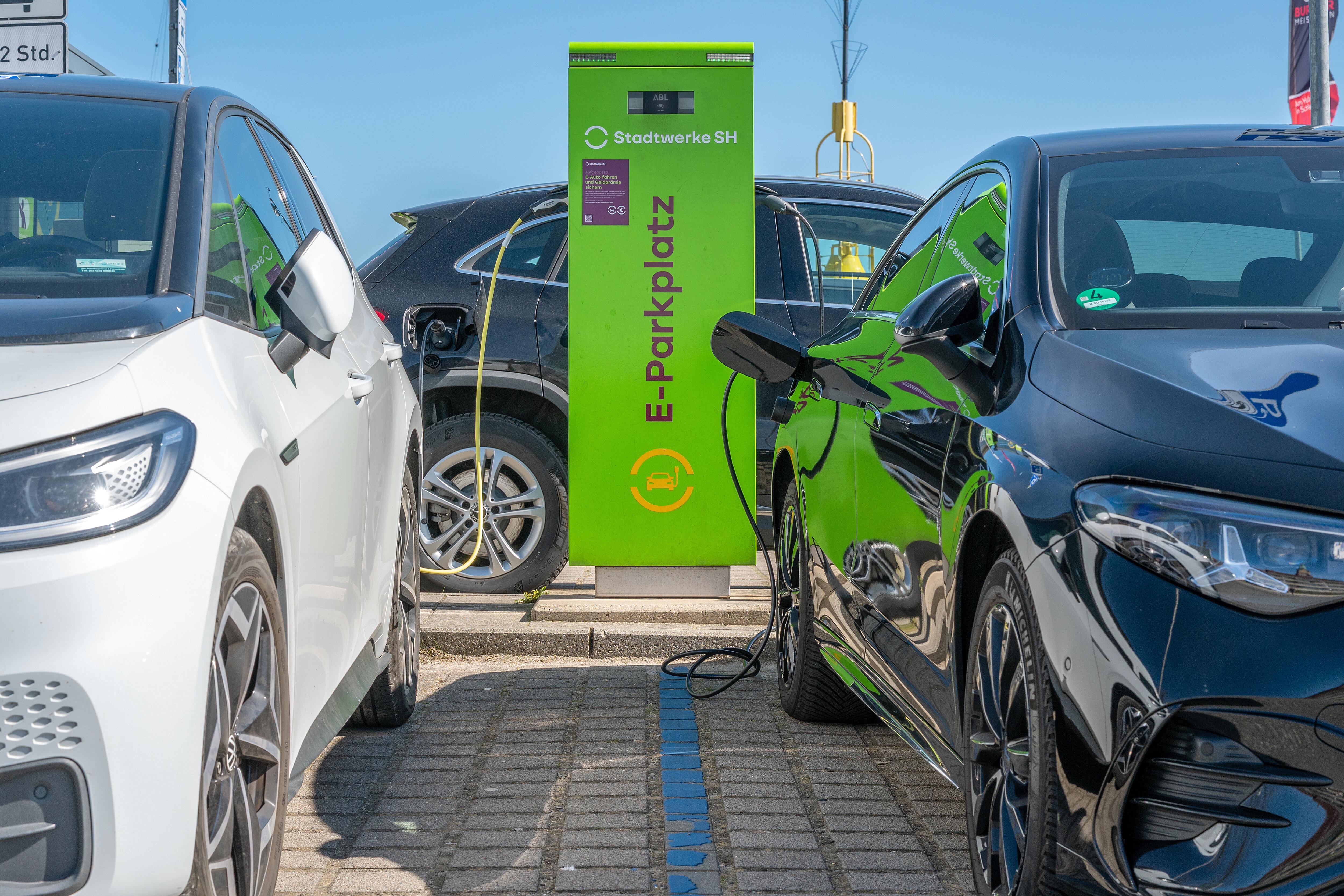 (Symbolbild) Zwei PKW an einer Ladesäule für E-Autos