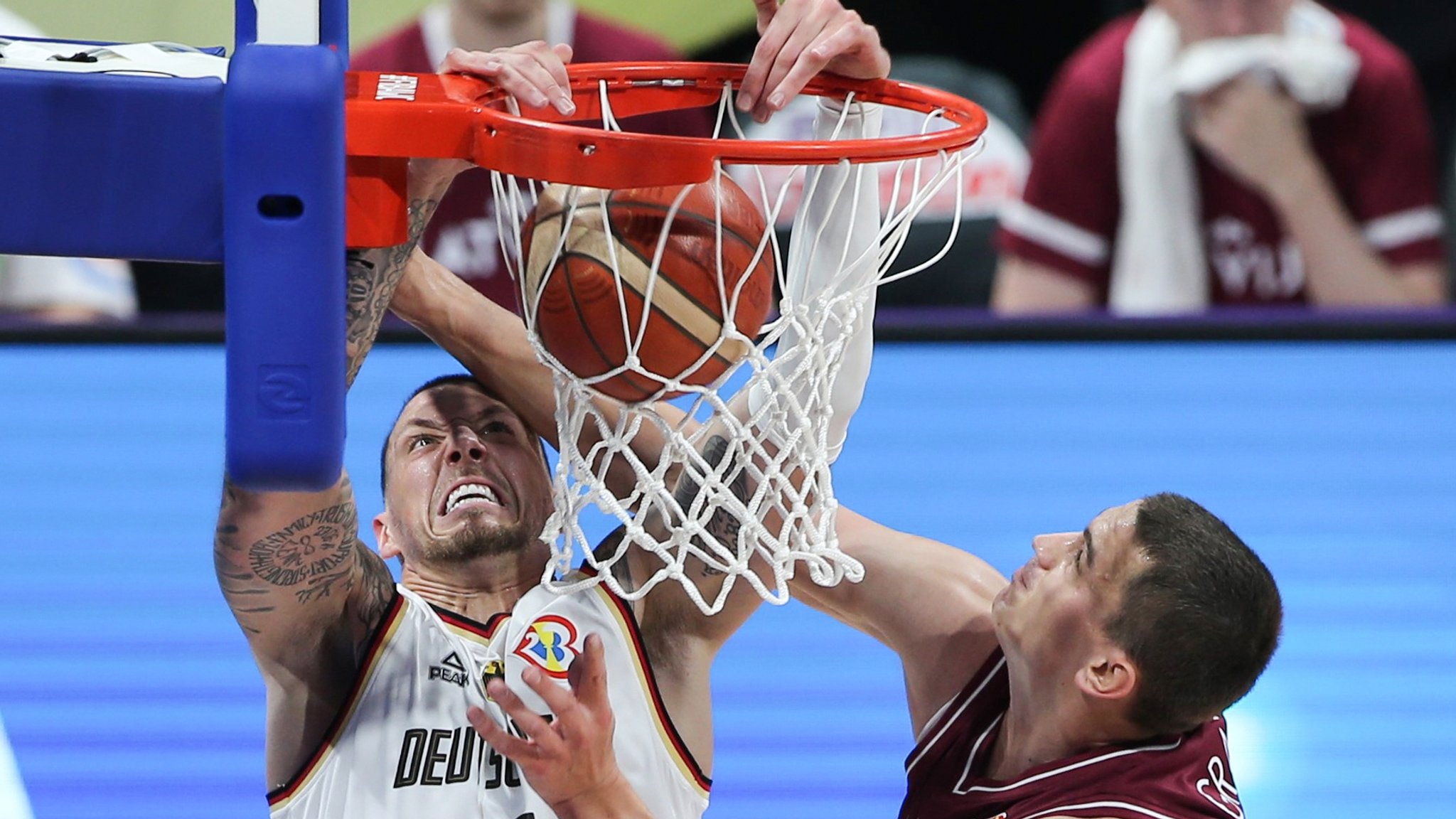 Daniel Theis (l.) in der WM-Viertelfinalpartie gegen Lettland