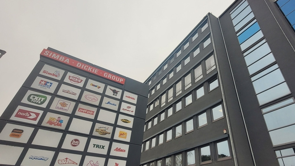 Die Firmenzentrale von Simba Dicky Group in Fürth von außen gesehen | Bild: BR/Franz Engeser Die Firmenzentrale von Simba Dicky Group in Fürth von außen gesehen