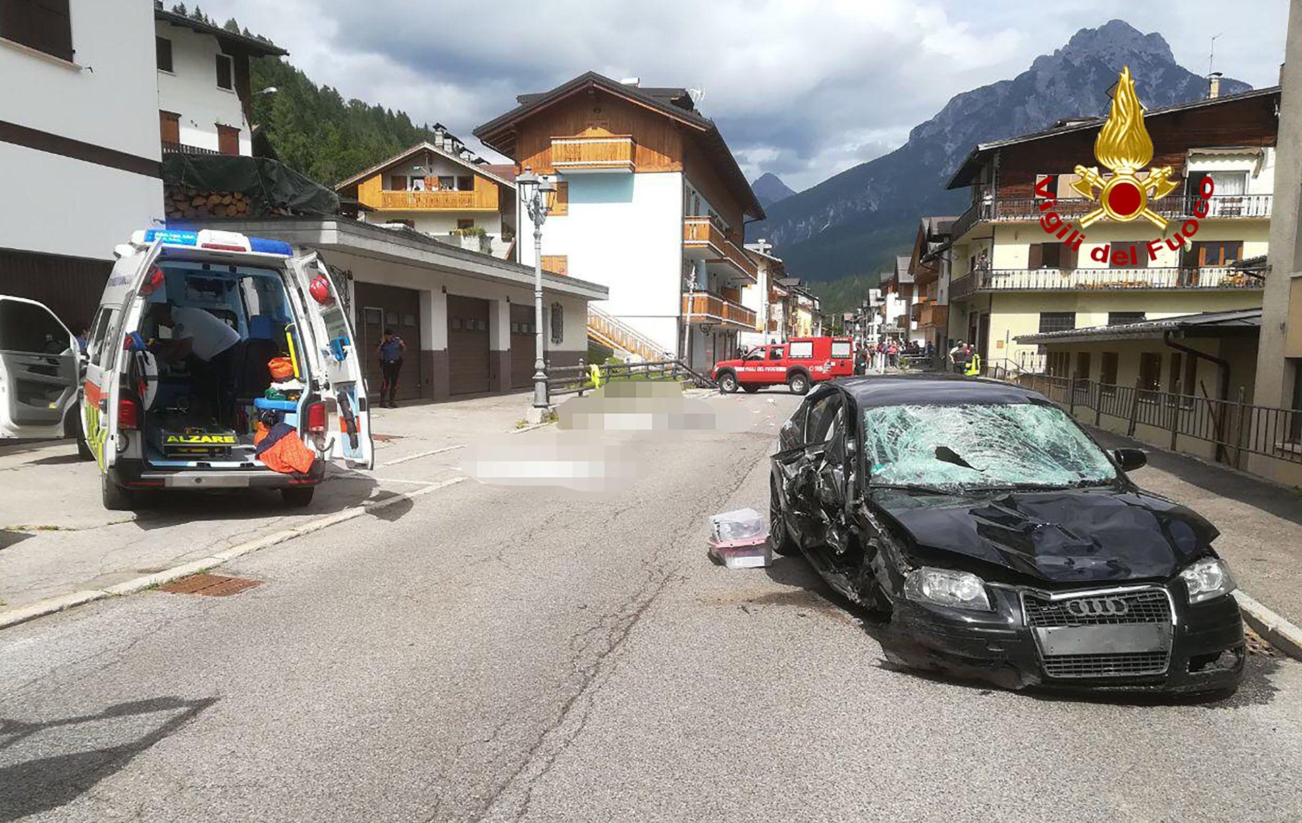 Ein Krankenwagen und das Auto der Deutschen nach dem Unfall.