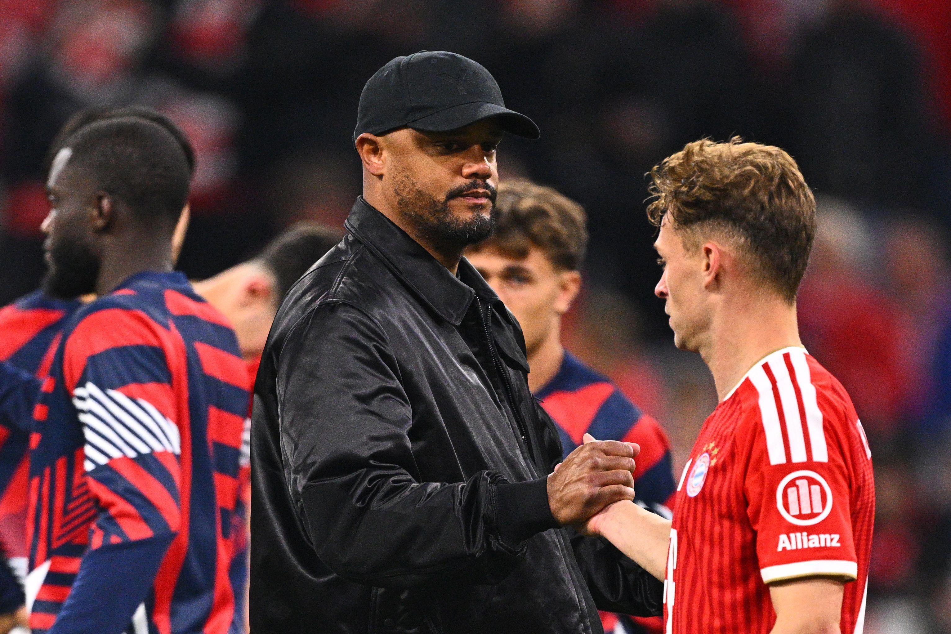 06.05.2026, Bayern, München: Fußball, Männer: Champions League, Bayern München - Paris Saint-Germain, K.o.-Runde, Halbfinale, Rückspiele, Allianz Arena, Trainer Vincent Kompany (Bayern München) und Joshua Kimmich (Bayern München) schütteln sich nach dem Spiel die Hand. Foto: Tom Weller/dpa +++ dpa-Bildfunk +++