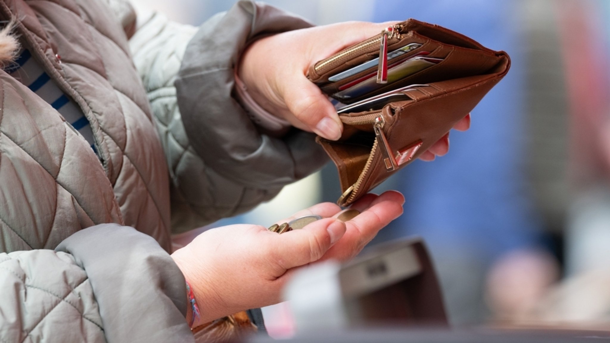 Eine Frau hält auf einem Wochenmarkt ein geöffnetes Portemonnaie. | Bild: dpa-Bildfunk/Sebastian Kahnert Eine Frau hält auf einem Wochenmarkt ein geöffnetes Portemonnaie.