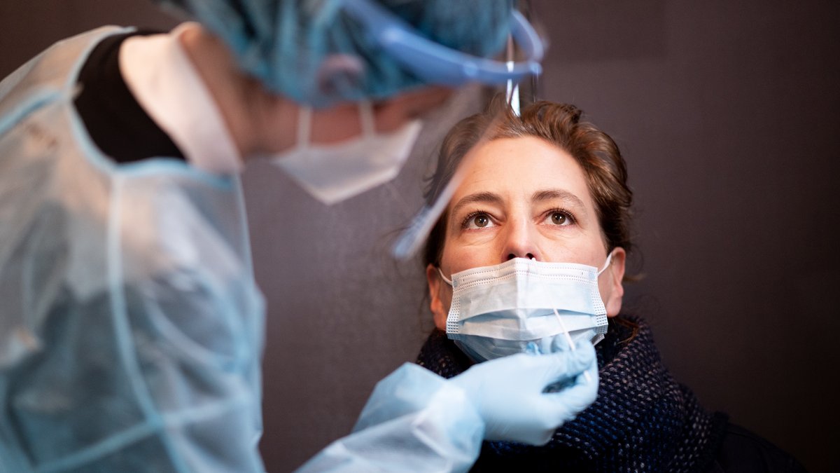 Eine Frau lässt sich in einem Corona-Schnelltest-Zentrum mit einem Nasenabstrich auf das Coronavirus testen