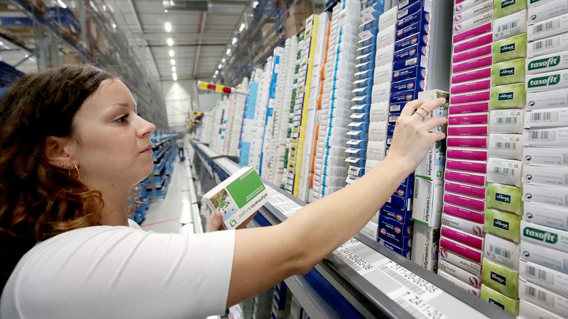 Eine Frau sortiert im Logistik Zentrum der Versandapotheke DocMorris Medikamente. | Bild: pa/dpa/Oliver Berg Eine Frau sortiert im Logistik Zentrum der Versandapotheke DocMorris Medikamente.