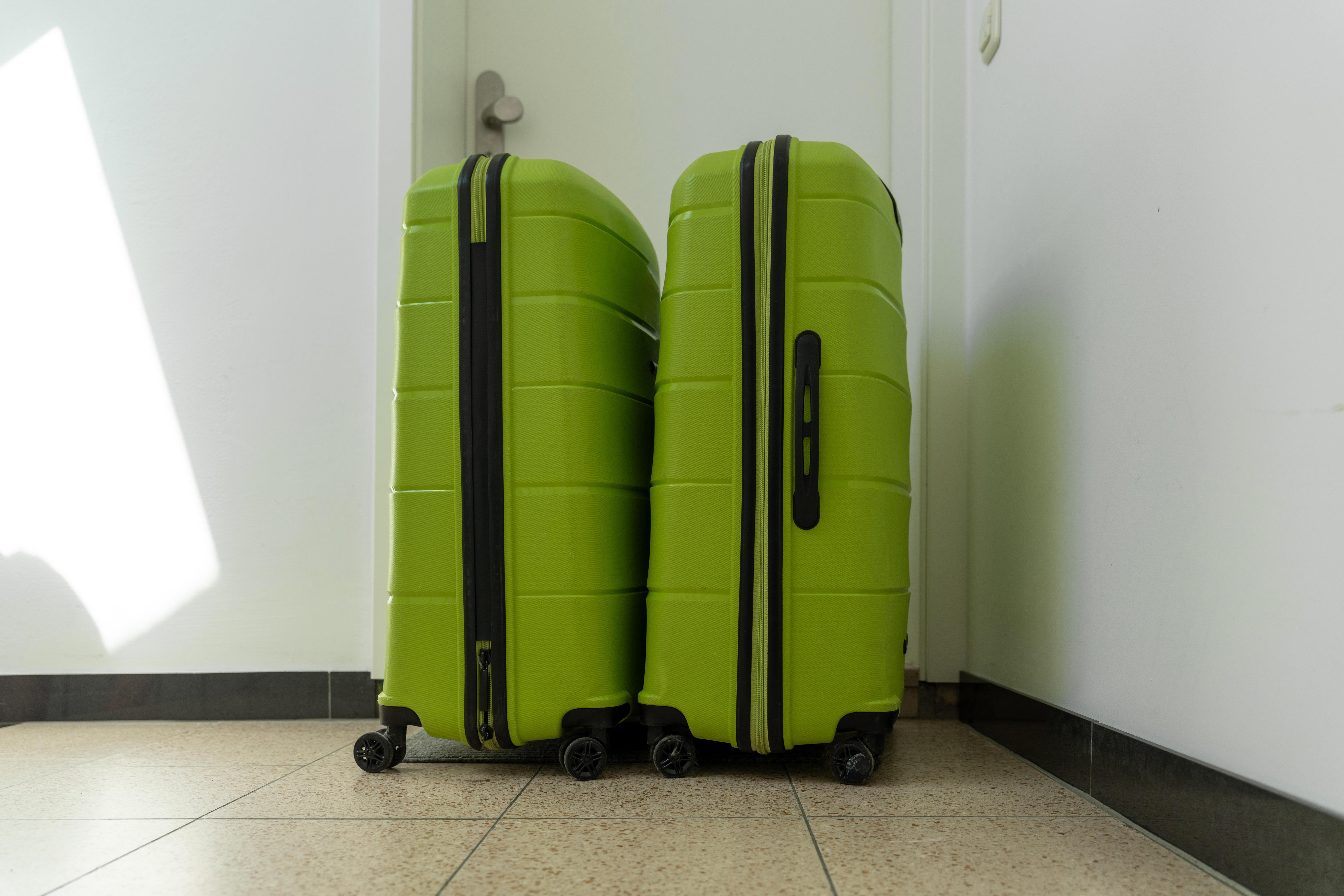 Koffer stehen vor einer Wohnungstüre 