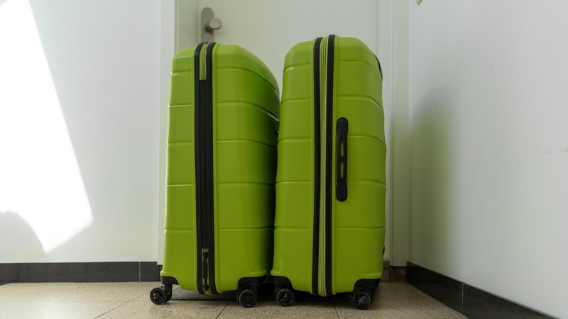 Koffer stehen vor einer Wohnungstüre | Bild: picture alliance / CHROMORANGE | Michael Bihlmayer Koffer stehen vor einer Wohnungstüre