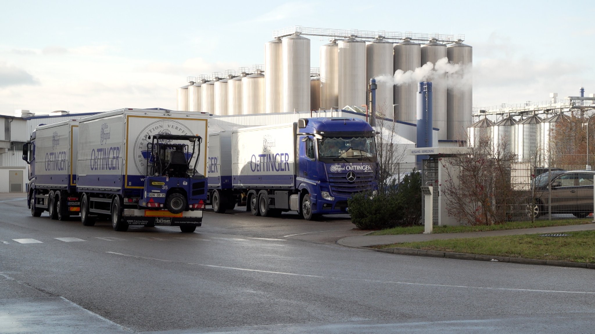 Die Brauerei Oettingen von außen, im Vordergrund Lkw des Unternehmens