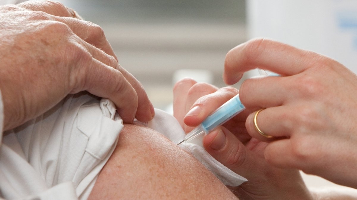 Grippekranker bekommt eine Impfung gegen Influenza