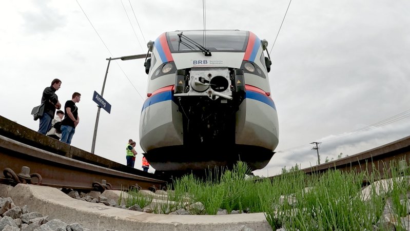 Im Sog des Zugs: Unterschätzte Gefahren am Bahnübergang