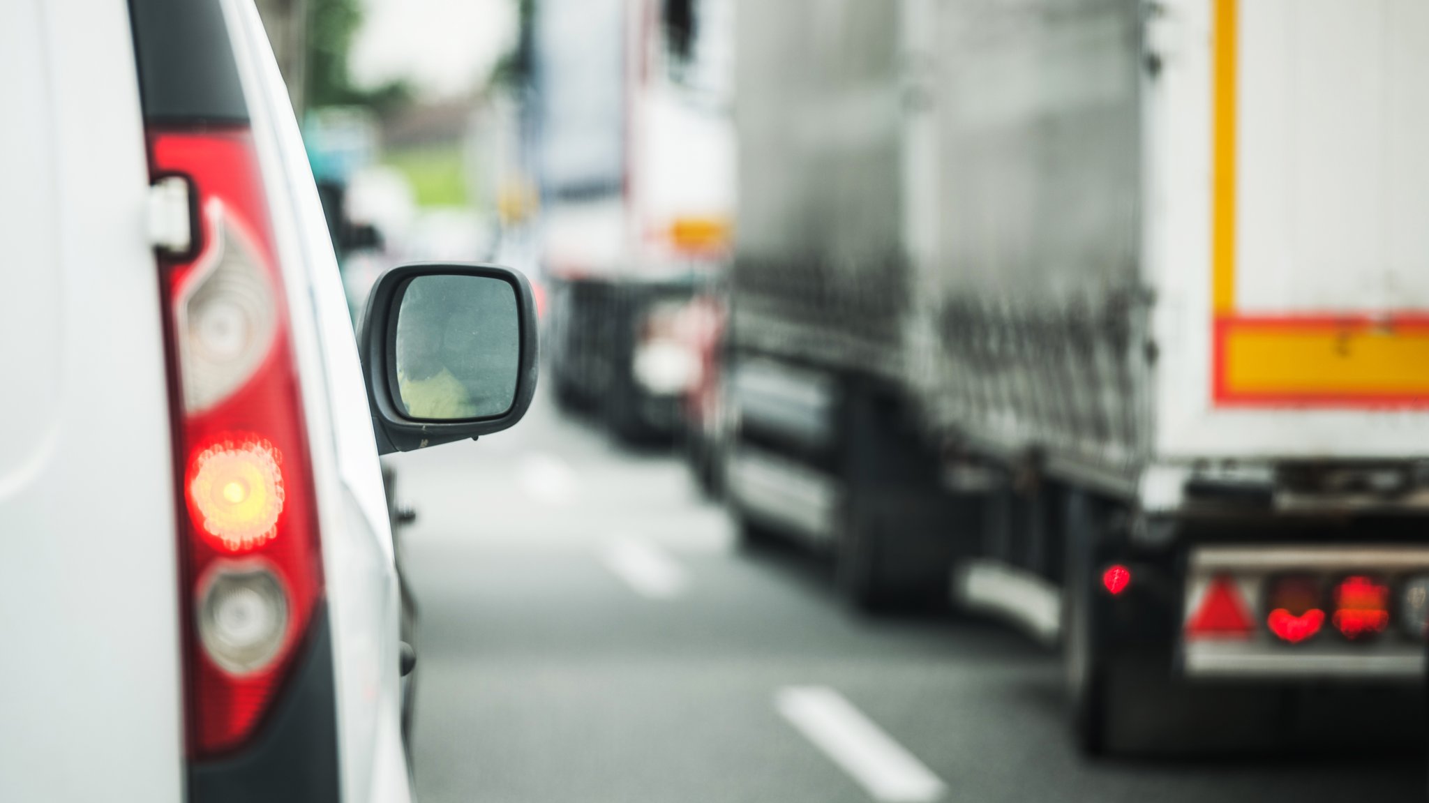 Ein Lkw steht auf einer Straße im Stau. 