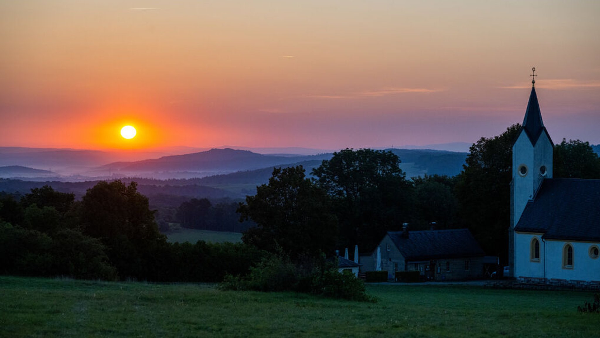 10.09.2023, Bayern, Staffelberg: Über dem sogenannten Gottesgarten in der Region rund um den Staffelberg geht die Sonne auf. In den Tälern liegt noch Nebel. Erneut steht ein sonniger Tag bevor. Foto: Pia Bayer/dpa +++ dpa-Bildfunk +++