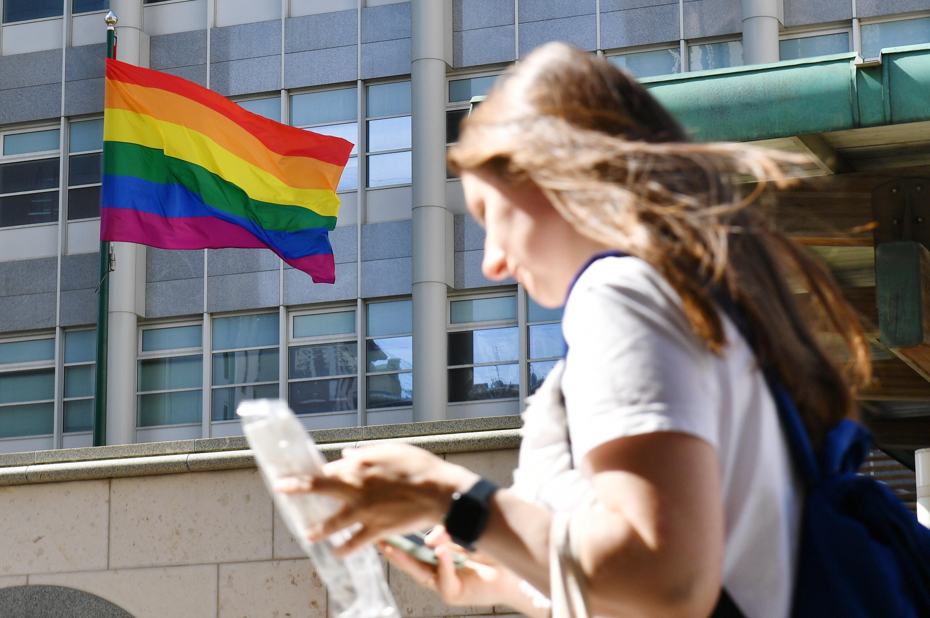 Passantin mit der britischen Mission im Hintergrund | Bild:Maxim Grigorjew/Picture Alliance