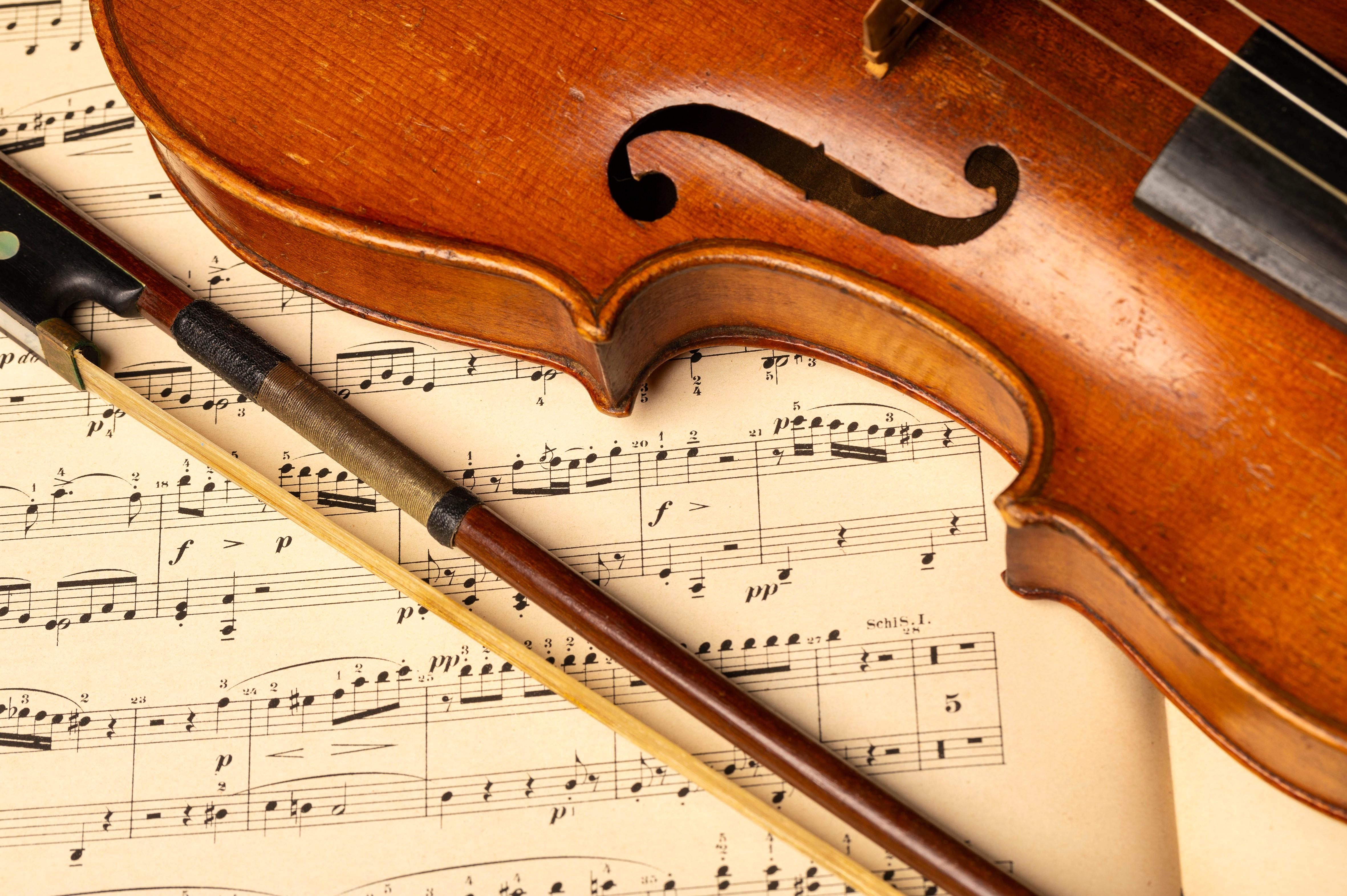 Eine Geige auf Notenblättern (Symbolfoto)