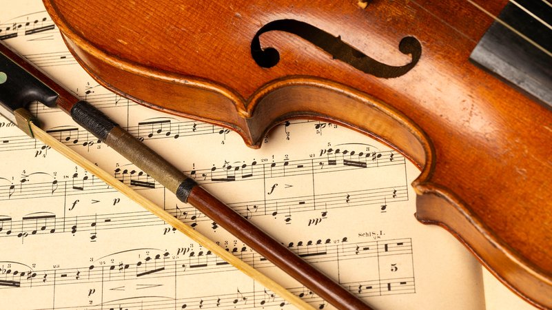 Eine Geige auf Notenblättern (Symbolfoto)