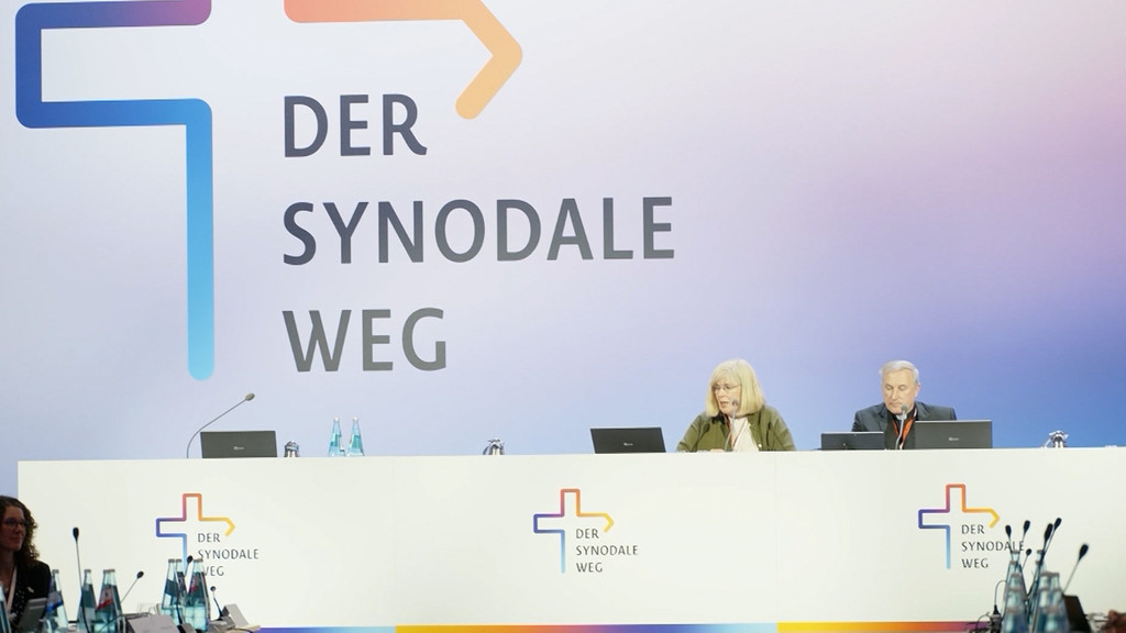 Segensfeiern auch für wiederverheiratet geschiedene und gleichgeschlechtliche Paare – das ist ein Meilenstein für die katholische Kirche in Deutschland. | Bild: BR Segensfeiern auch für wiederverheiratet geschiedene und gleichgeschlechtliche Paare – das ist ein Meilenstein für die katholische Kirche in Deutschland.