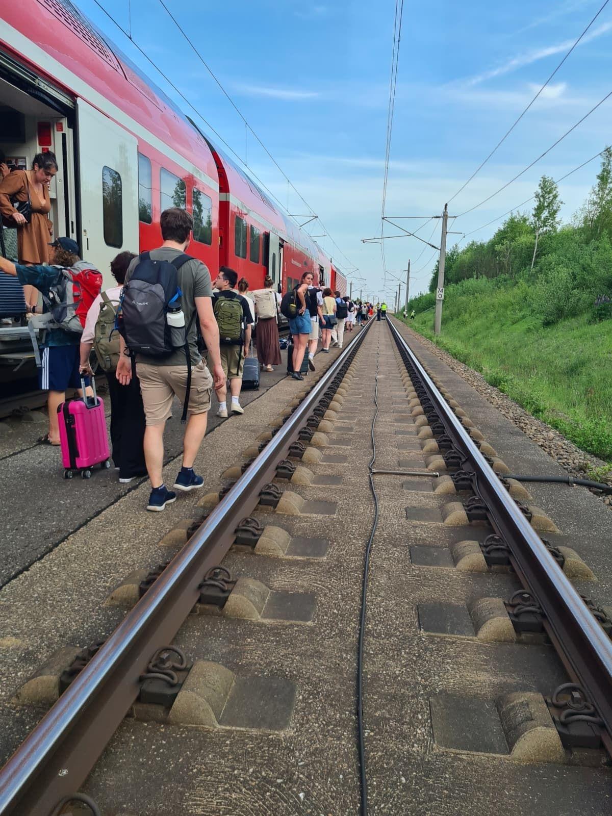 Evakuierung eines Regionalzugs auf der freien ICE-Strecke Ingolstadt - Nürnberg. Die Schnellstrecke war am Pfingstsonntag stundenlang gesperrt.