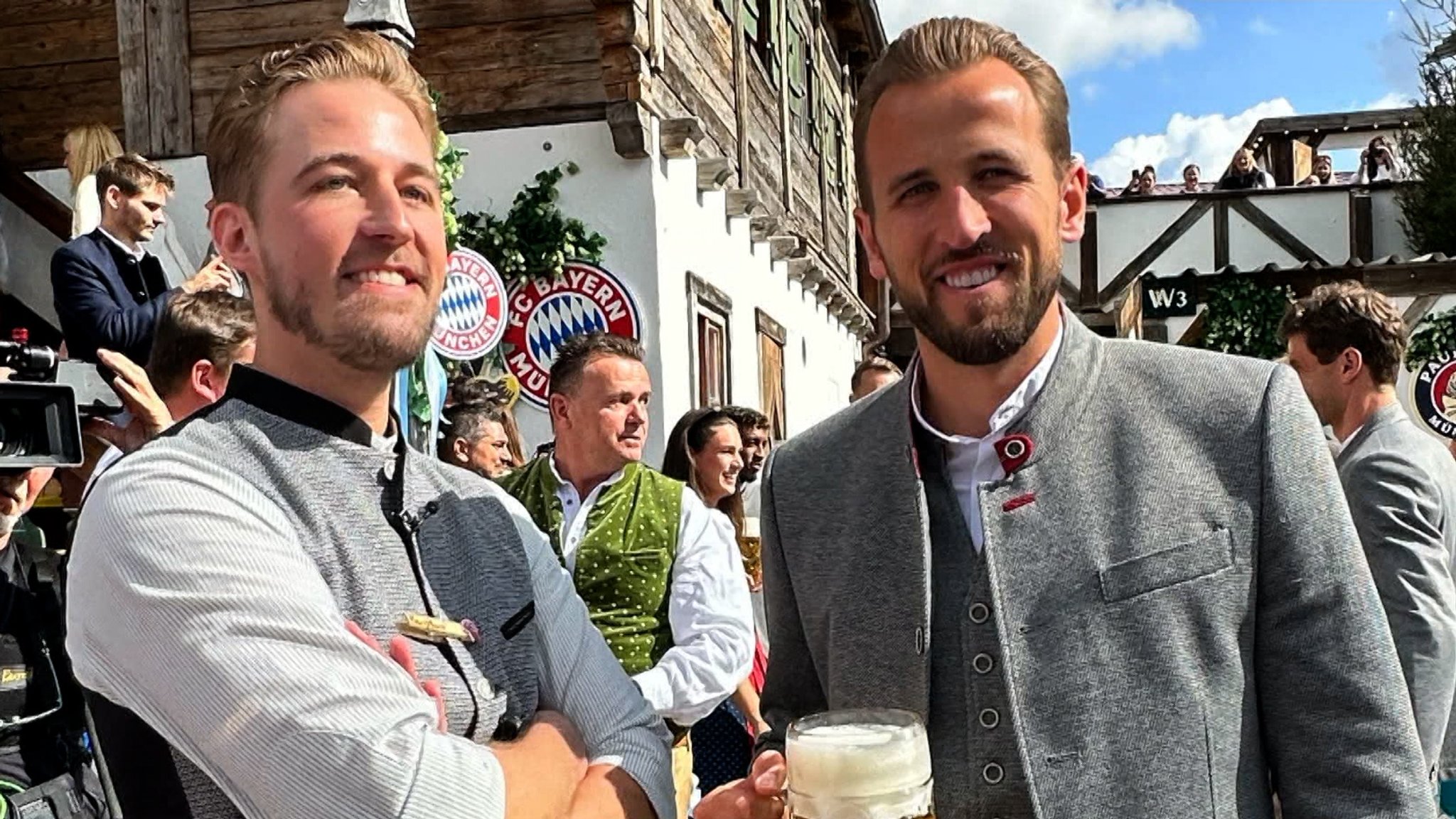 Double Steffen Schultz (links) und das Original Harry Kane auf dem Oktoberfest