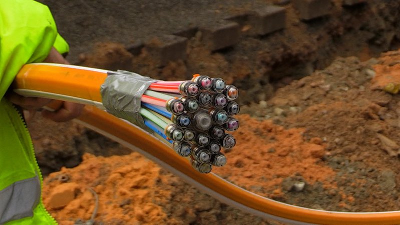 Im Video: Glasfaser- und Mobilfunkausbau in Bayern | Bild: Bayerischer Rundfunk 2025 Im Video: Glasfaser- und Mobilfunkausbau in Bayern