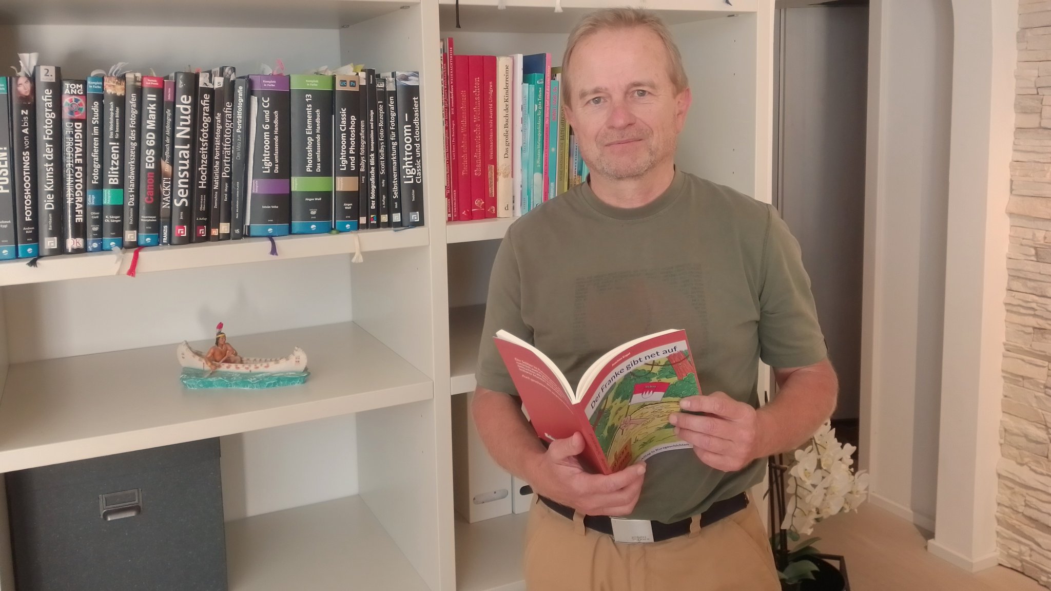 Autor Joachim Engel aus Schweinfurt mit dem eigenen Buch