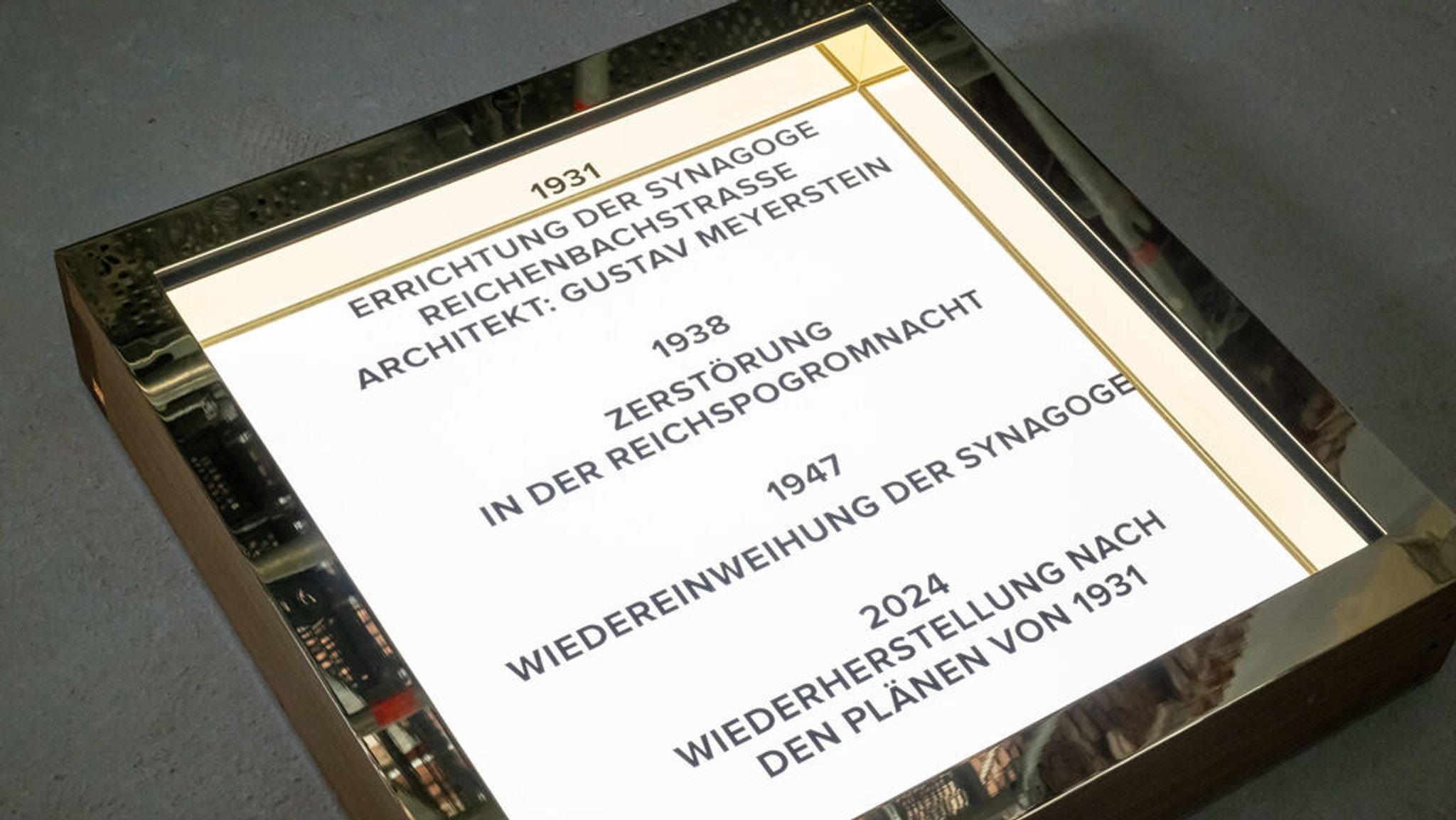 29.06.2023, Bayern, München: Eine Lichtinstallation weist auf die Geschichte der Synagoge in der Reichenbachstraße hin. Mehr als 80 Jahre nach ihrer Zerstörung wird die Synagoge in der Münchner Reichenbachstraße wieder in ihren ursprünglichen Zustand versetzt. Foto: Peter Kneffel/dpa +++ dpa-Bildfunk +++