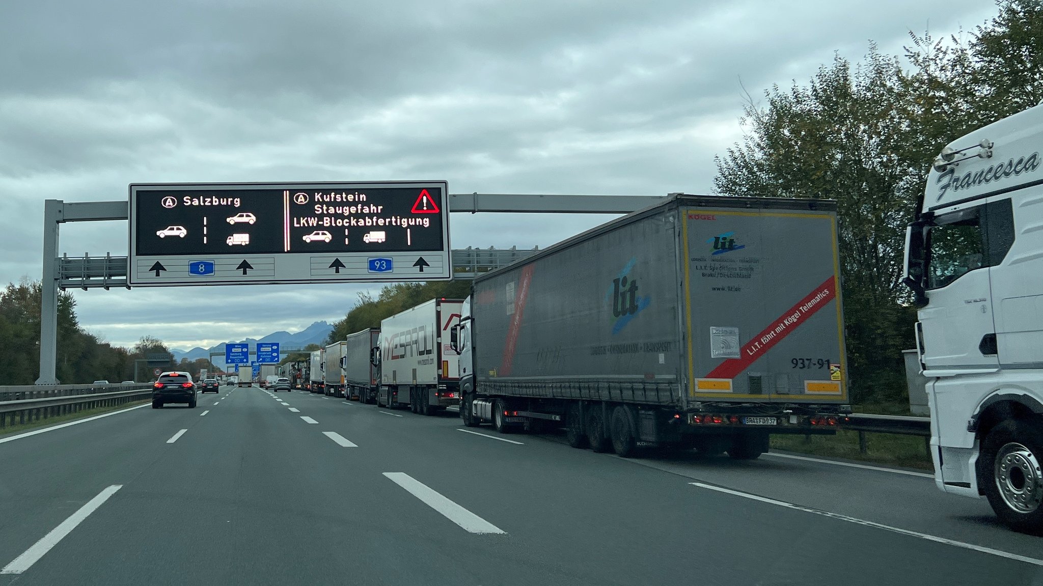 An Blockabfertigungstagen stauen sich die Lkws zurück bis auf die A8 am Inntaldreieck (Archivbild).