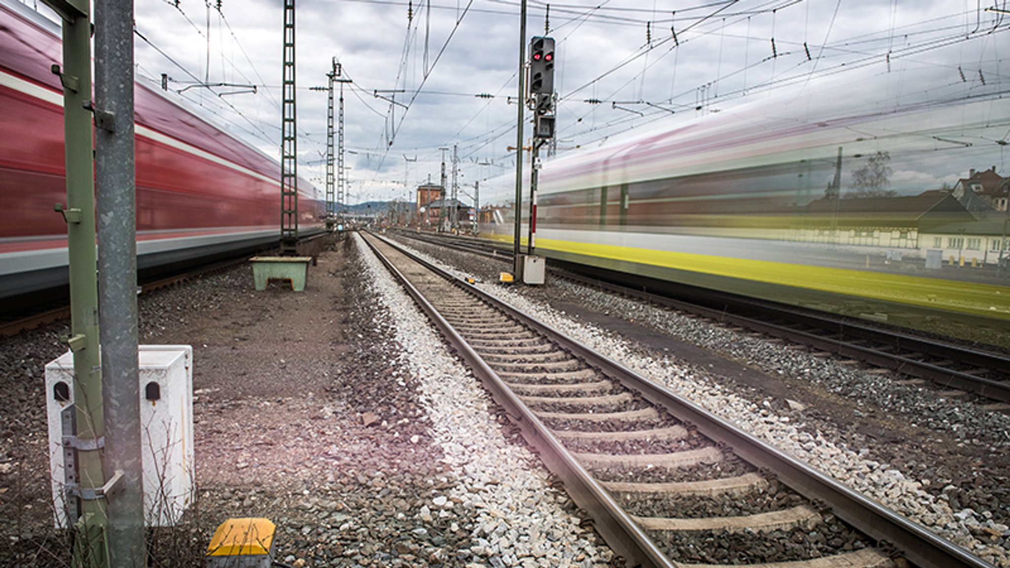 Bahngleise und vorbeifahrende Züge. 