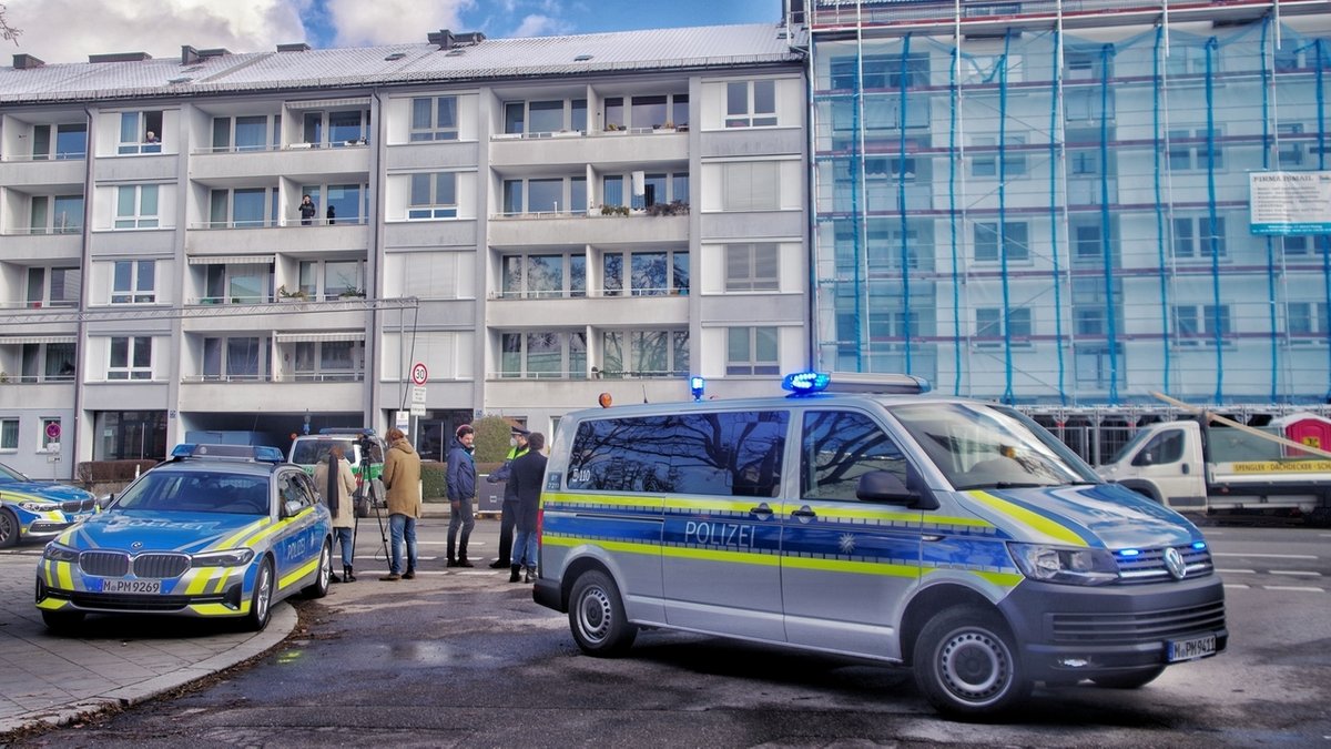 Polizeiwagen stehen vor dem Wohngebäude in der Balanstraße.