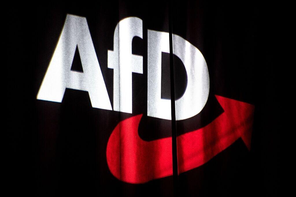ARCHIV - 30.11.2019, Niedersachsen, Braunschweig: Das Logo der AfD wird beim Bundesparteitag auf einen Vorhang projeziert. (zu dpa: «Landtag prüft Petition für AfD-Verbotsverfahren») Foto: Sina Schuldt/dpa +++ dpa-Bildfunk +++