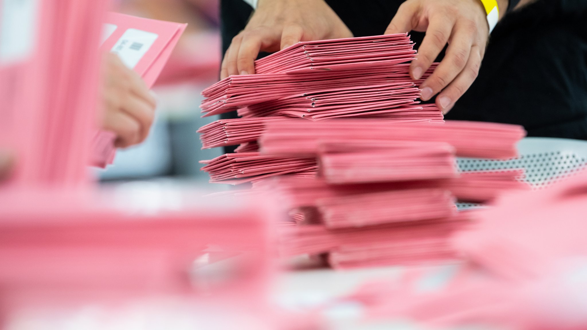 Wahlhelfer bereiten im September 2021 in der Messe München die Auszählung der Briefwahl-Unterlagen vor (Symbolbild).