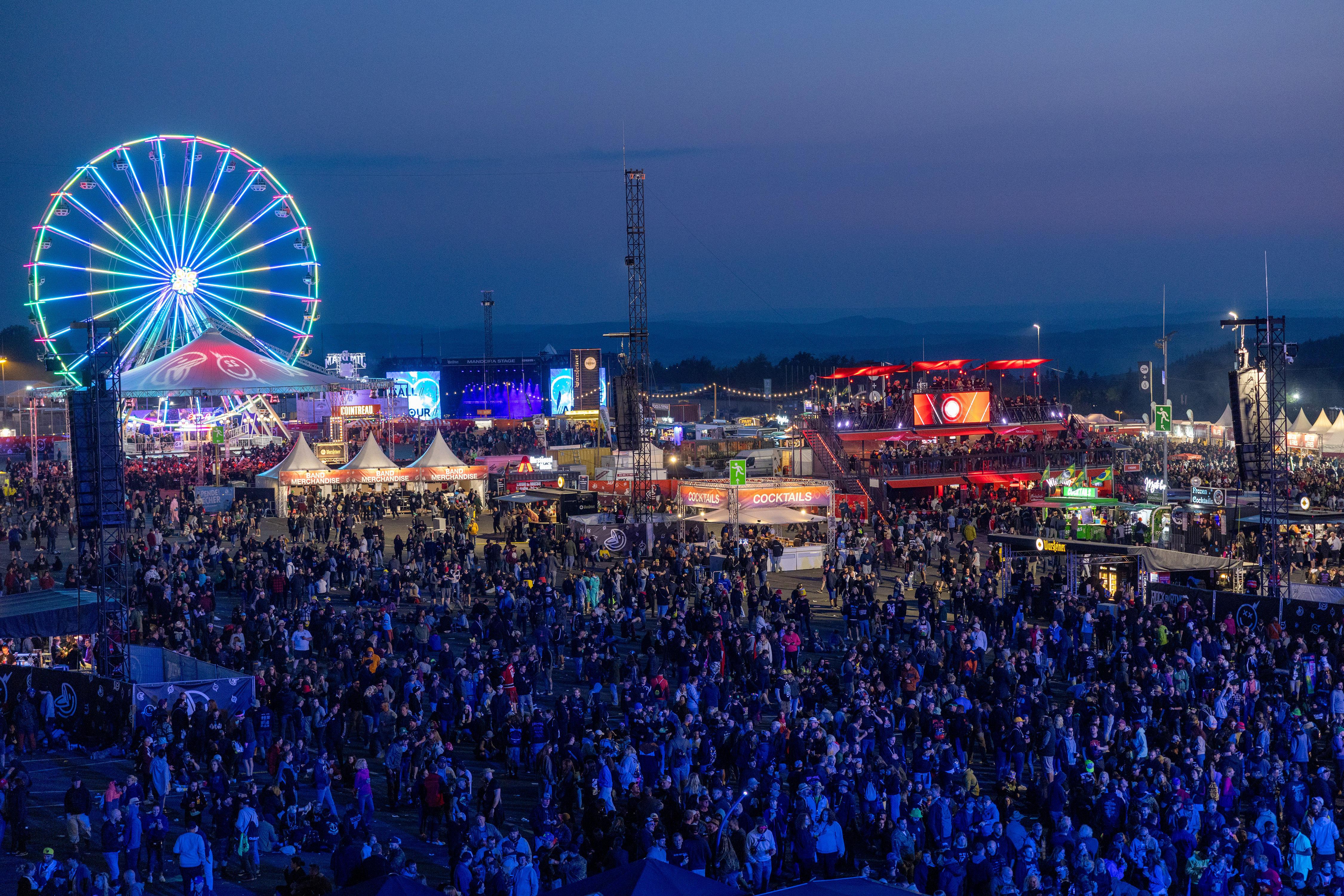 Fans genießen das Rock am Ring Festival während der blauen Stunde. Das Festival findet am Nürburgring in der Nähe der Stadt Adenau vom 07.-09.06.2024 statt.