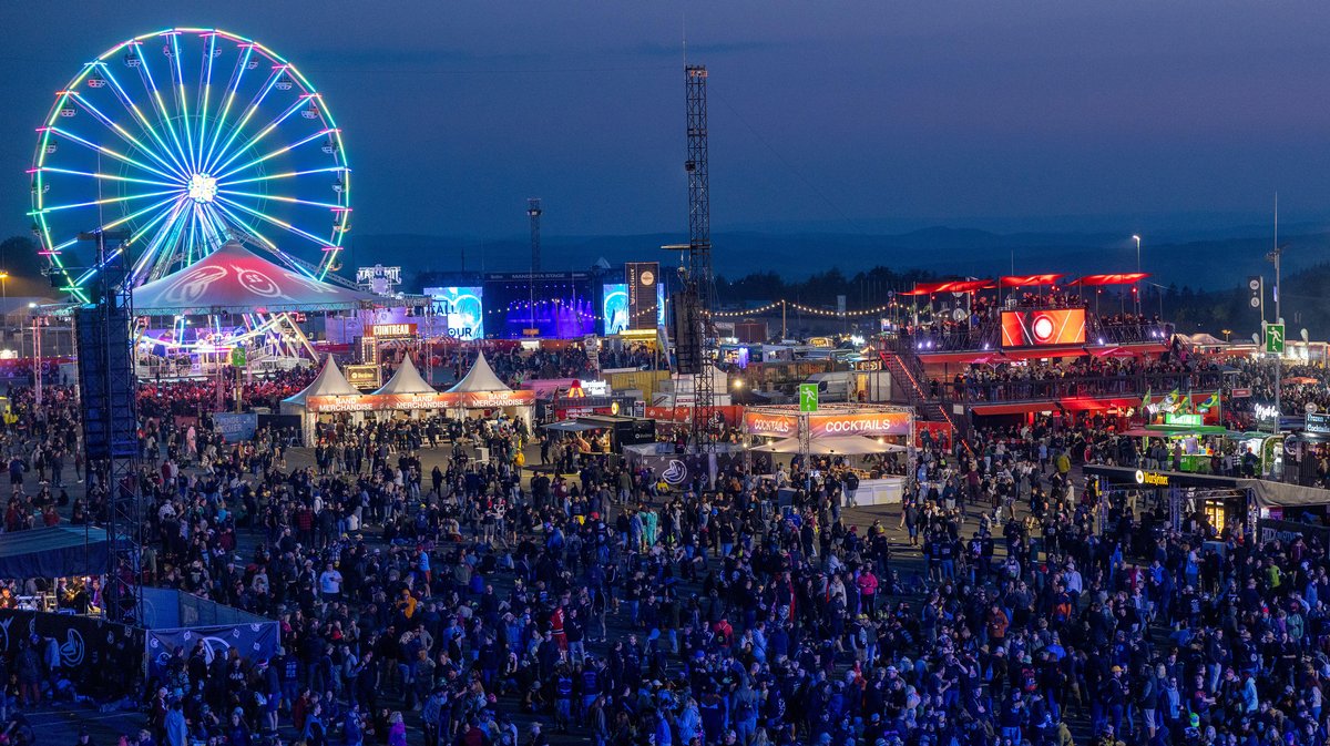 Fans genießen das Rock am Ring Festival während der blauen Stunde. Das Festival findet am Nürburgring in der Nähe der Stadt Adenau vom 07.-09.06.2024 statt.