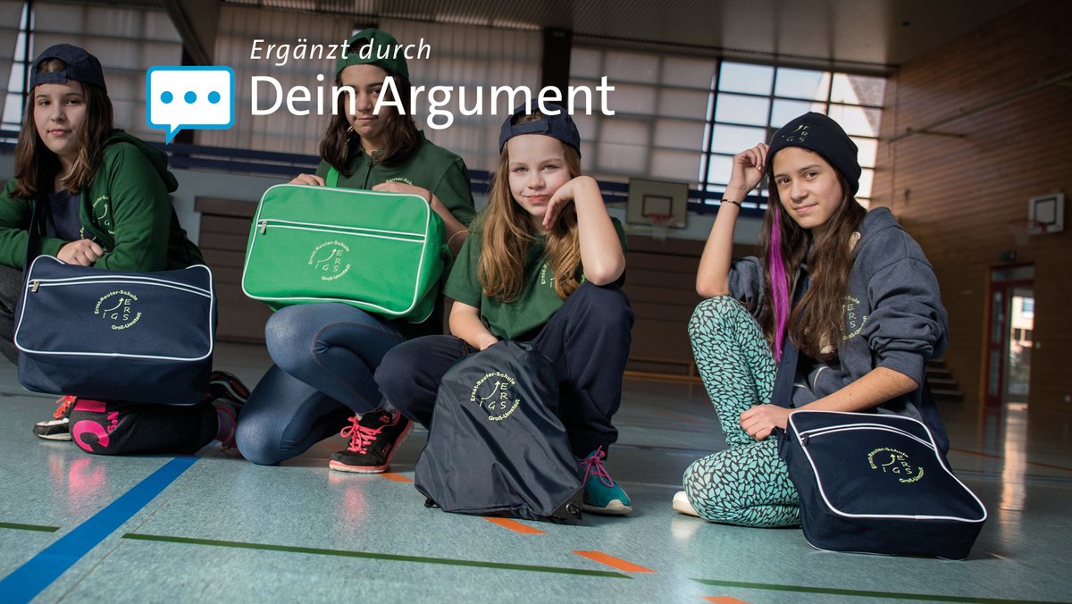 Archivbild: Immer wieder führen Schulen in Deutschland einheitliche Kleidung für ihre Schüler ein, wie 2016 die Ernst-Reuter-Schule in Hessen.