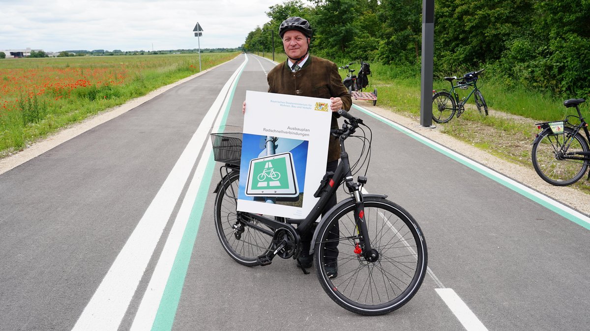 Bayerns Verkehrsminister Christian Bernreiter setzt aufs Rad. Der 1. Teil einer Radschnellverbindung zwischen München und Garching ist eröffnet. 