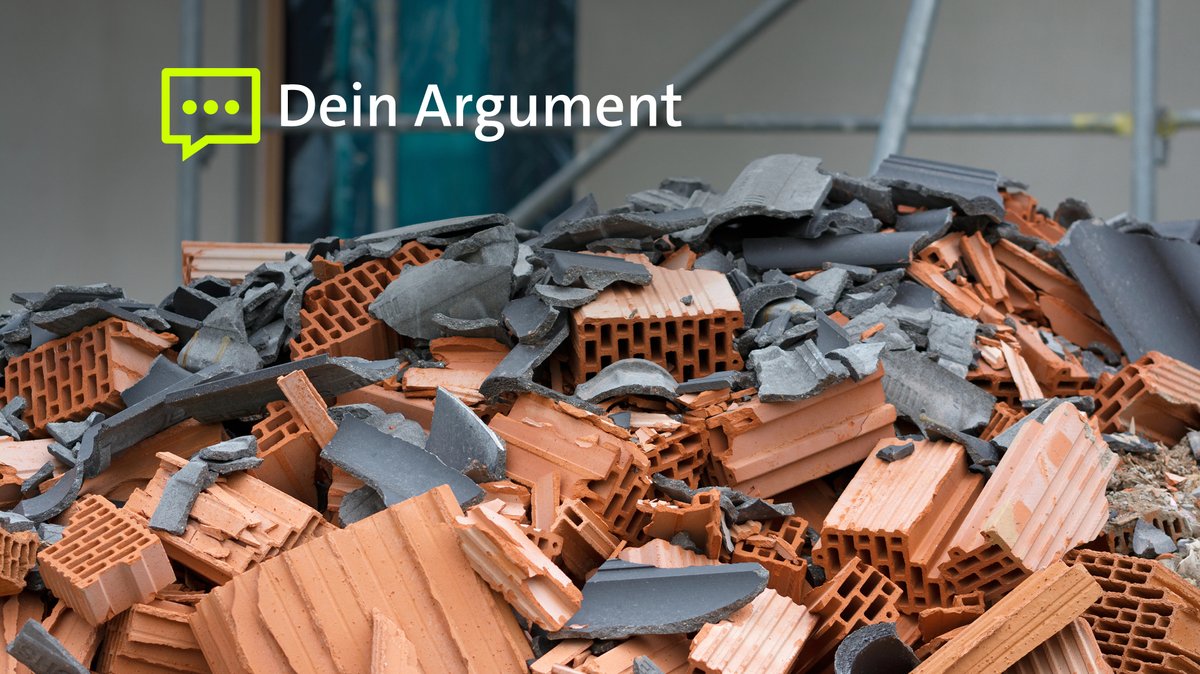 Auf einer Baustelle liegt ein Haufen Bauschutt. Zu sehen sind unter anderem braune Ziegeln und auch schwarze Teile. 