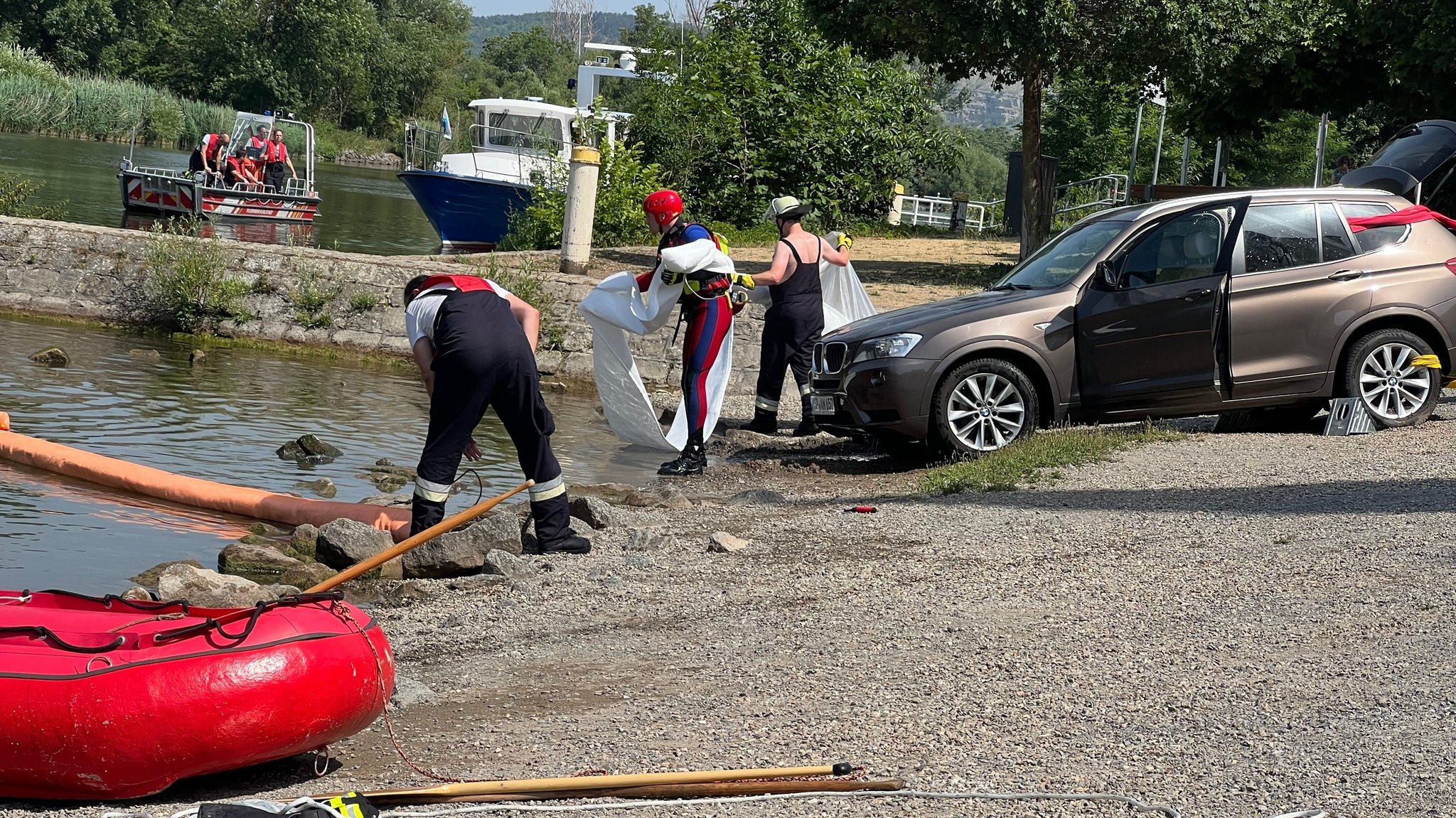 Bergung des Autos aus dem Main