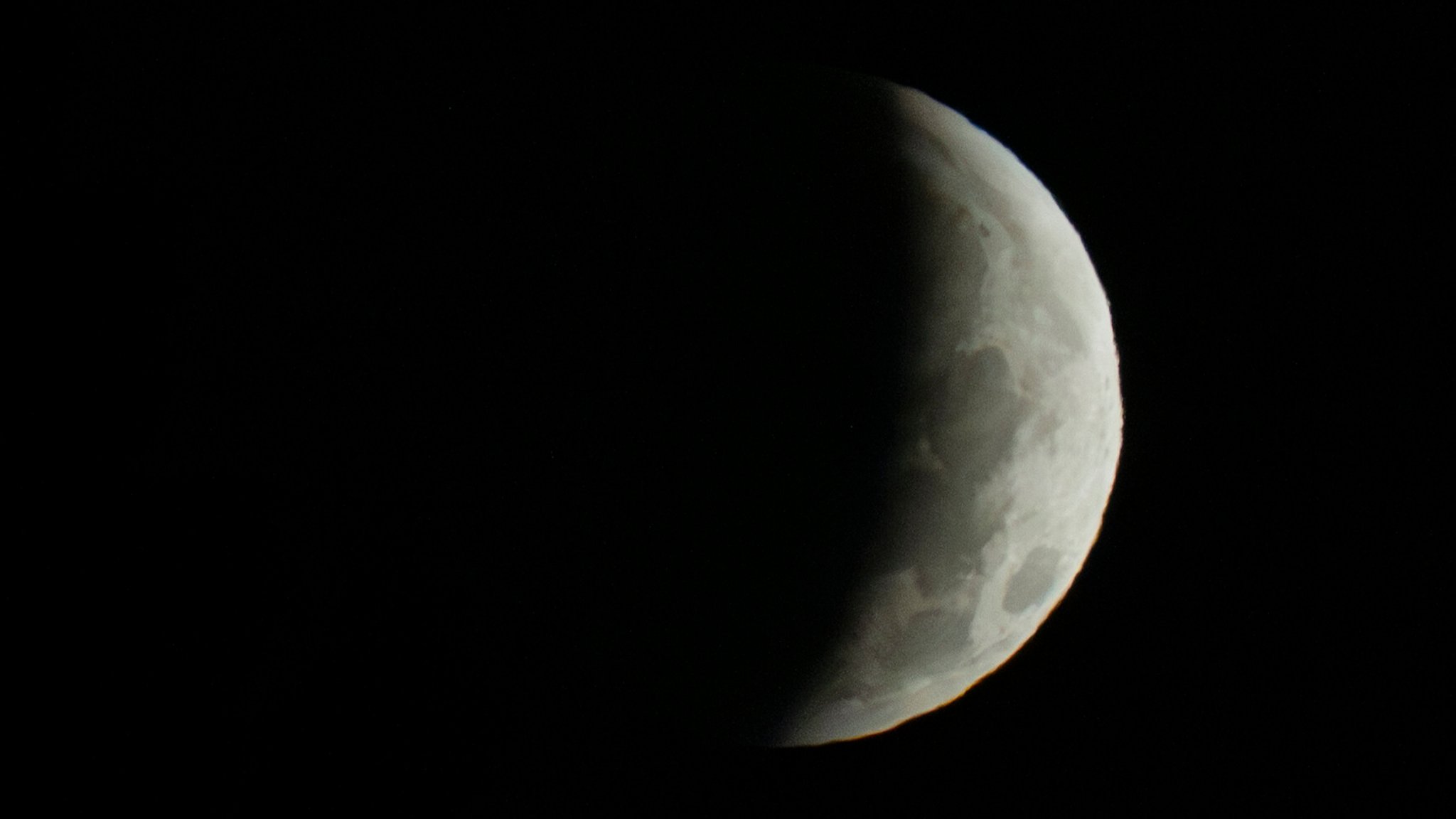 Nur noch eine Sichel ist in den frühen Morgenstunden während einer partiellen Mondfinsternis zu sehen.