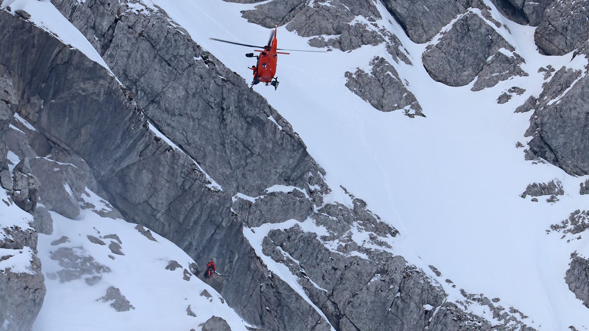 Bergsteiger harren nachts in 2.000 Metern Höhe aus