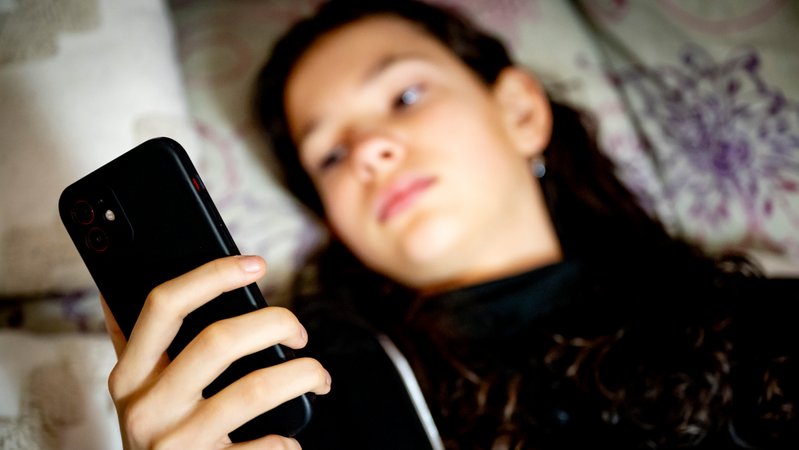 TikTok bei Jugendlichen: Wie anfällig sind sie radikalisierten Inhalten zu glauben? | Bild: picture alliance| Robin Utrecht TikTok bei Jugendlichen: Wie anfällig sind sie radikalisierten Inhalten zu glauben?