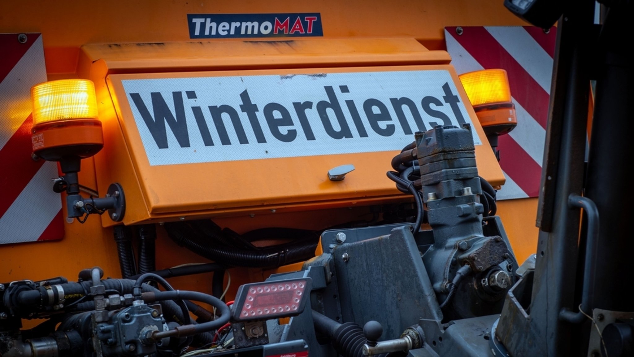 Symbolbild Glatteis Streufahrzeug des Winterdienstes ARCHIV (24.11.2025)