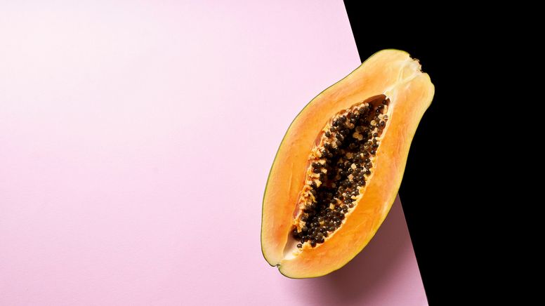 Halbe Papaya vor rosa und schwarzem Hintergrund | Bild:picture alliance / The Picture Pantry | Asya Nurullina