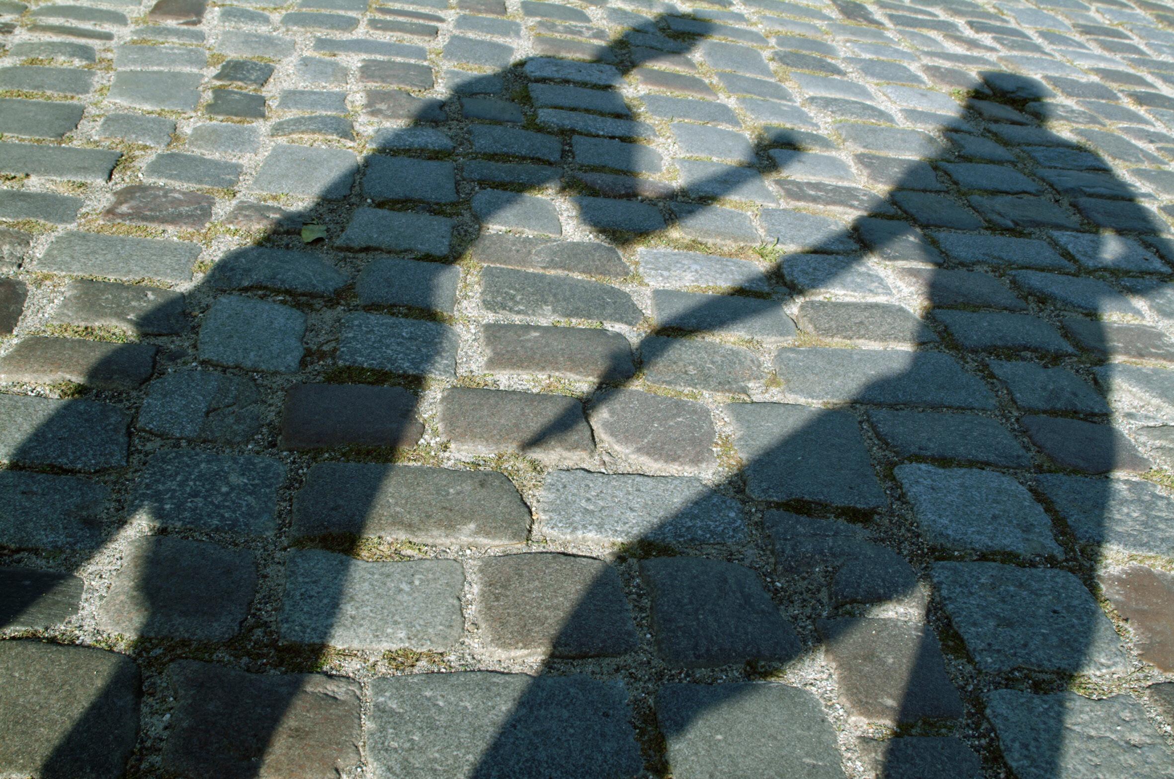 (Symbolbild) Schatten zweier Menschen, die einen Angriff darstellen. 