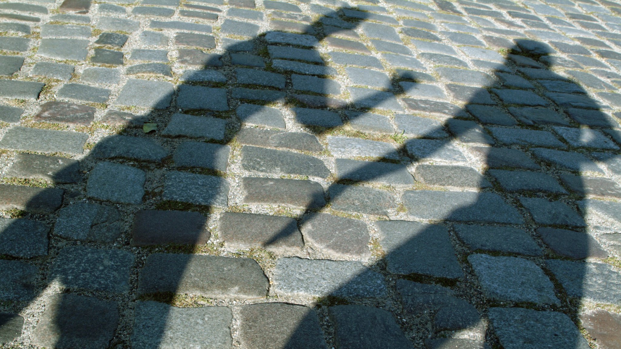 (Symbolbild) Schatten zweier Menschen, die einen Angriff darstellen. 