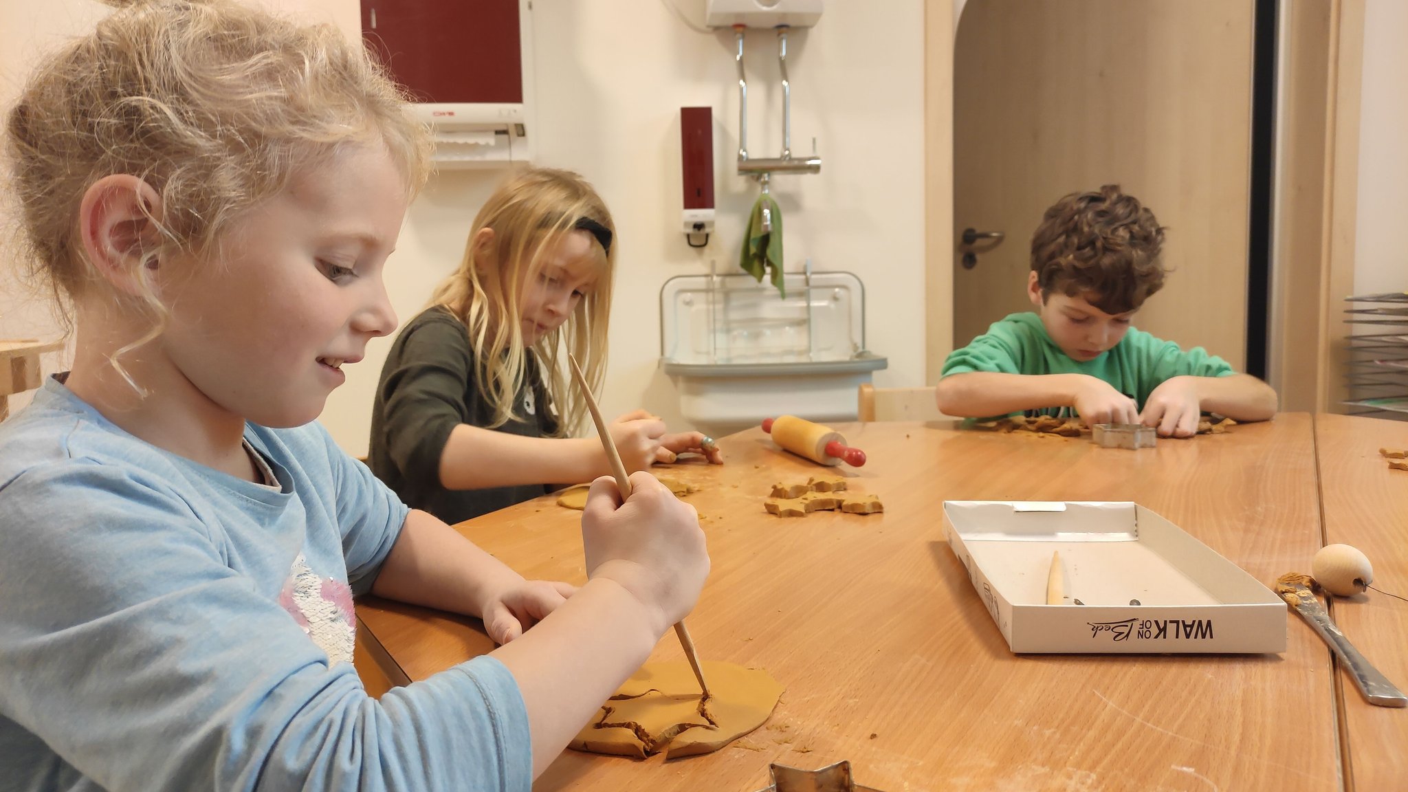 Kinder der Sommeracher Kita arbeiten mit Ton und lernen dabei auch mathematische oder physikalische Sachverhalte kennen. 