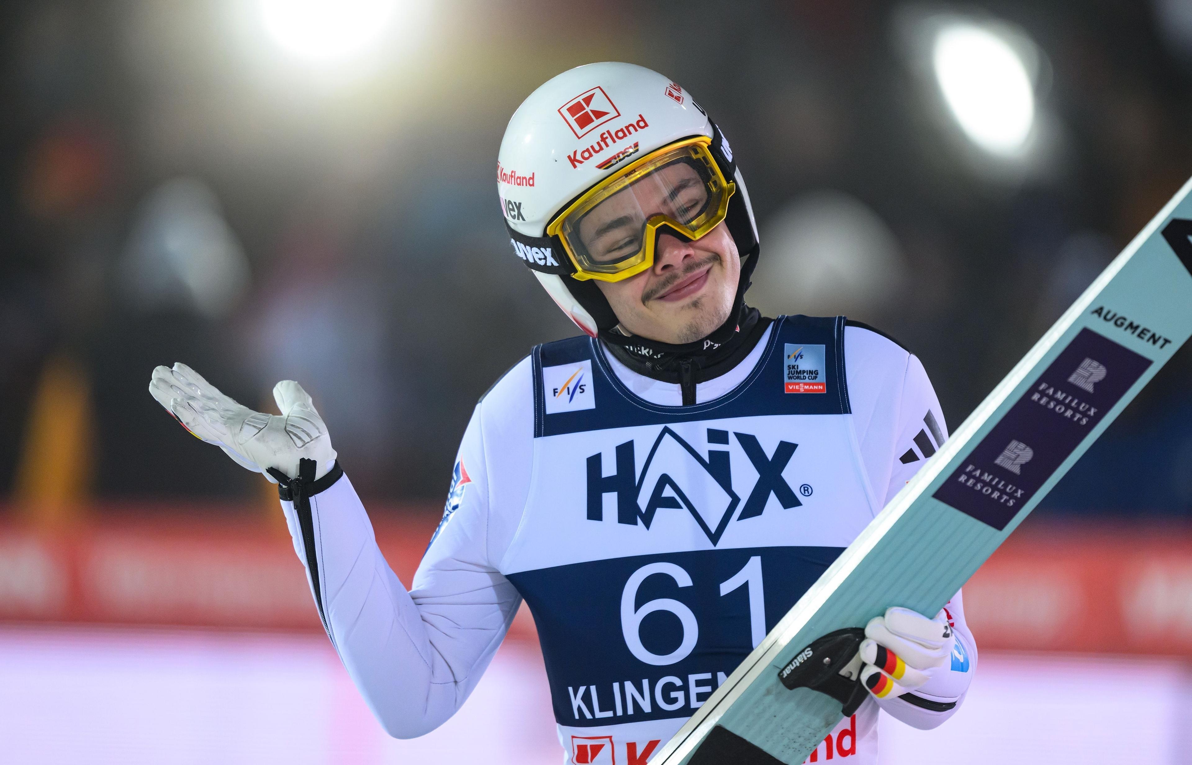 14.12.2025, Sachsen, Klingenthal: Ski nordisch/Skispringen: Weltcup, Großschanze, Männer, 2. Durchgang. Philipp Raimund aus Deutschland reagiert nach seinem Sprung. Foto: Hendrik Schmidt/dpa +++ dpa-Bildfunk +++