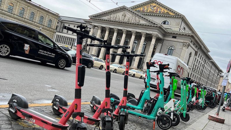 E-Scooter der Anbieter VOI, LIME und TIER stehen in der Maximilianstrasse in München. | Bild: picture alliance / SvenSimon | FrankHoermann/SVEN SIMON E-Scooter der Anbieter VOI, LIME und TIER stehen in der Maximilianstrasse in München.
